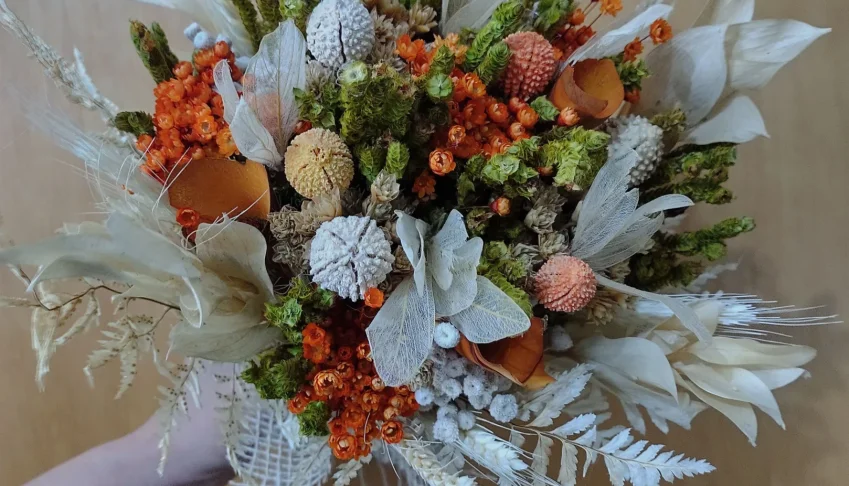 Buque com Flores Desidratadas em tons de laranja