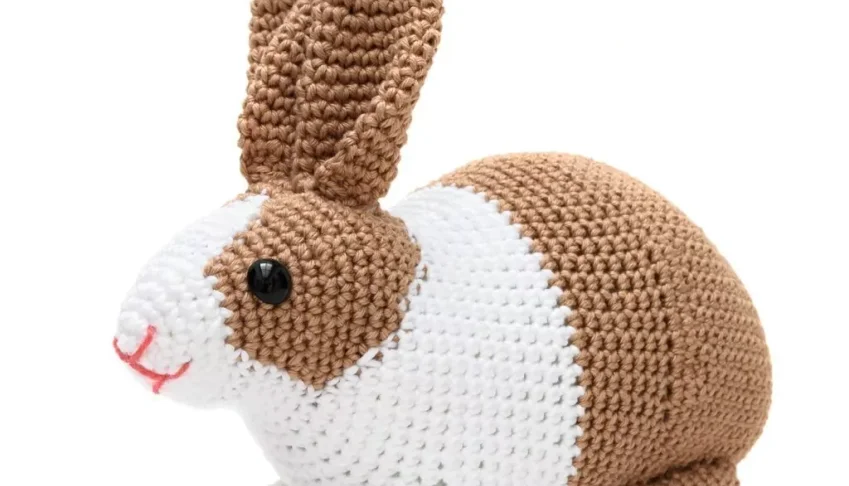 Coelho holandês fofo em amigurumi