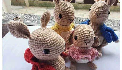 família de coelhos popsom amigurumi