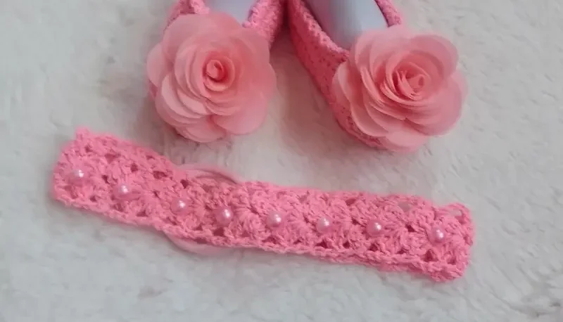Kit Sapatinho e Faixa de Crochê com Flores