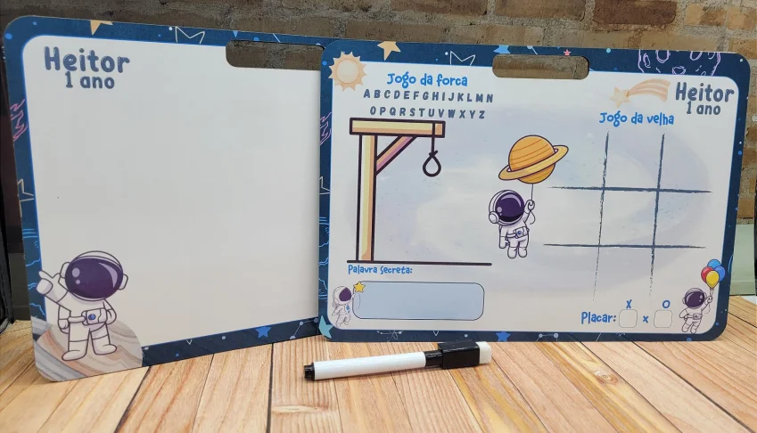 Lousa MDF Astronauta com Alça e Jogos no Verso