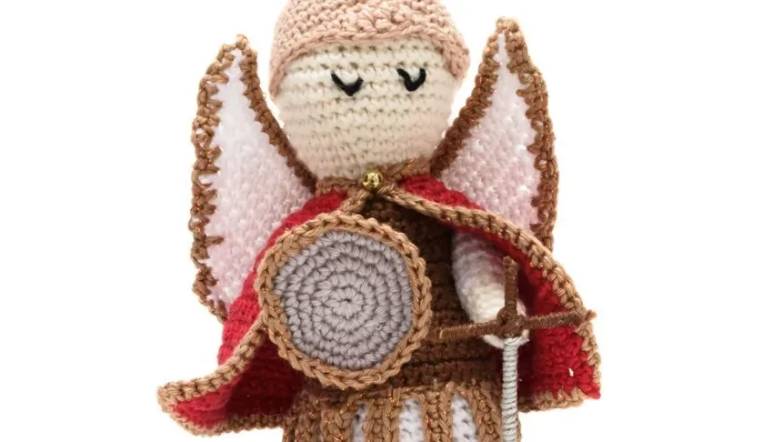 São Miguel Arcanjo em amigurumi