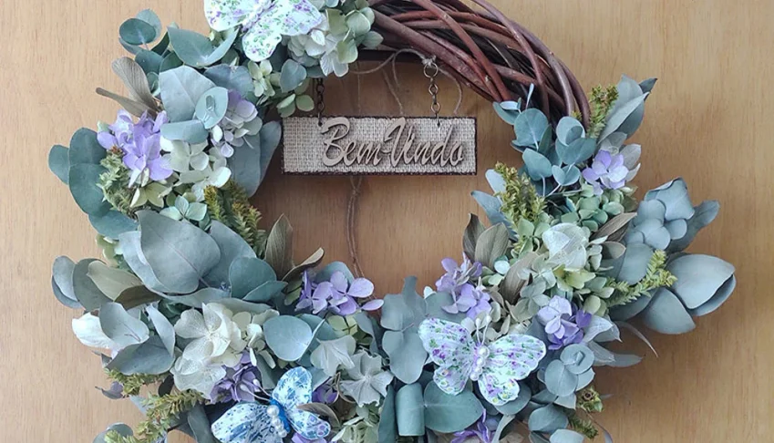 Guirlanda rústica com flores desidratadas