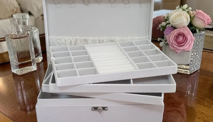 Porta Joias Grande em Suede Off White
