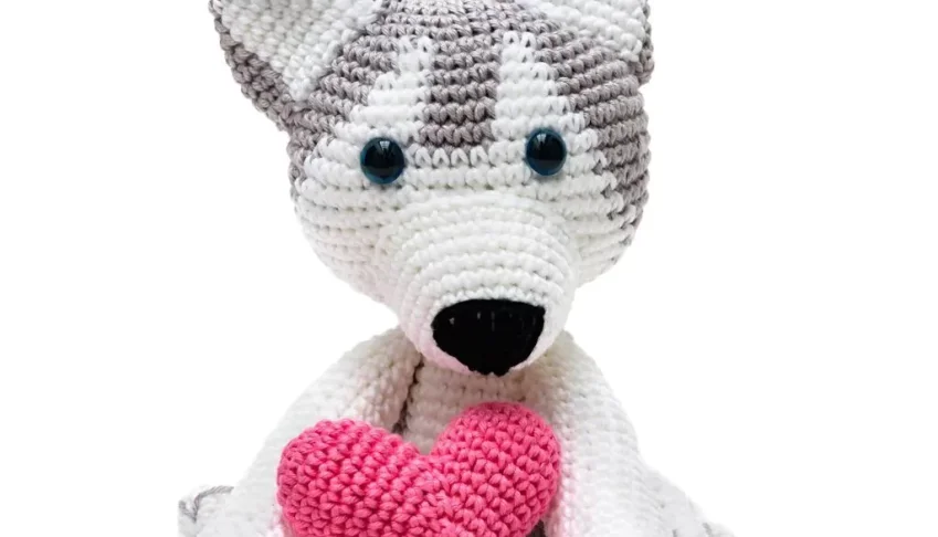 Husky com coração em amigurumi