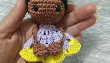 Mini Bonequinha de crochê Menina Morena