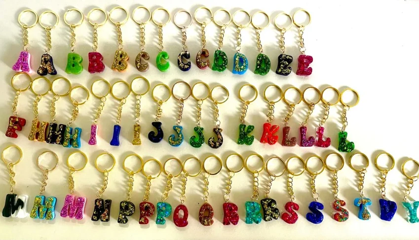 Kit 10 Chaveirinhos mini letras em resina com folha de ouro