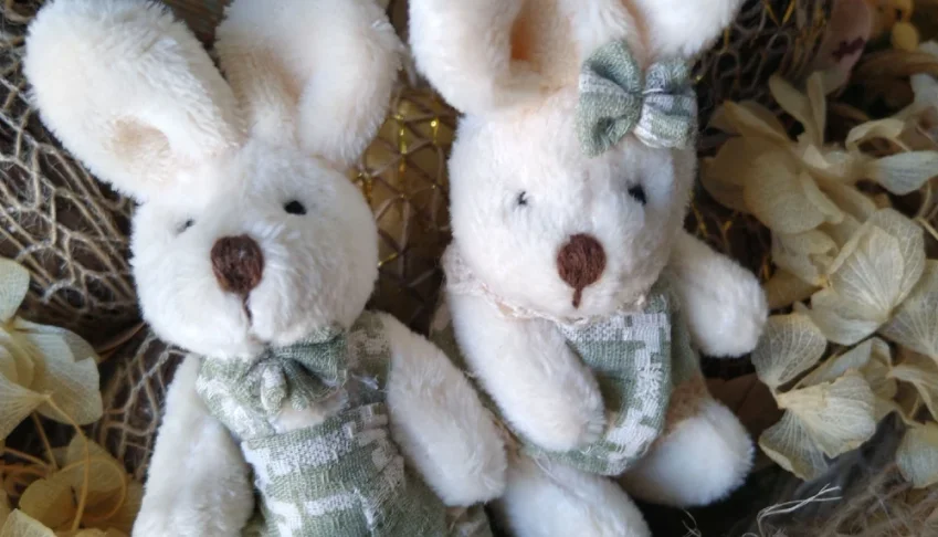 Casal mini coelhinhos de pelúcia (8cm)