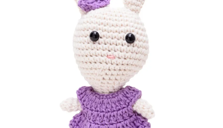 Coelha de vestido lilás em amigurumi