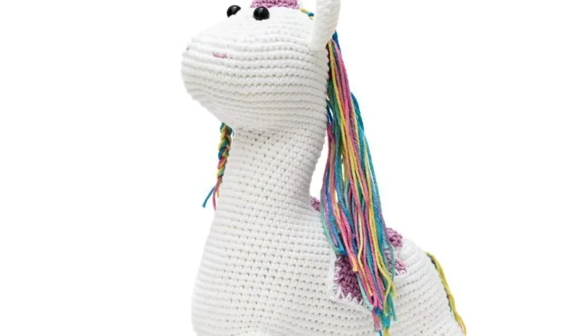 Unicórnio lilás em amigurumi