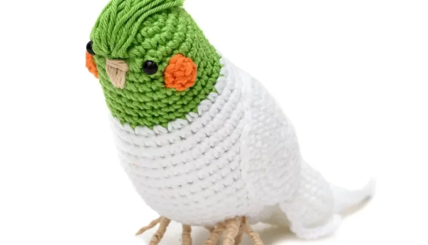 Calopsita verde em amigurumi