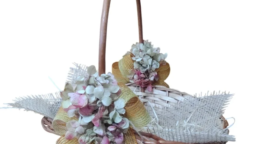 Cesta de vime decorada com laços e hortensias