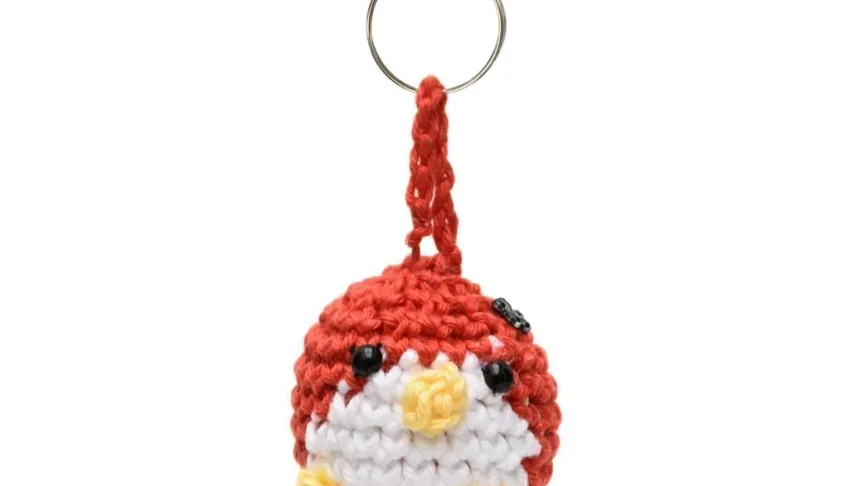 Chaveiro Mini Pinguim Vermelho em Amigurumi