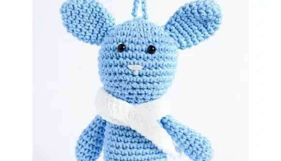 Chaveiro Coelho com Cachecol em Amigurumi