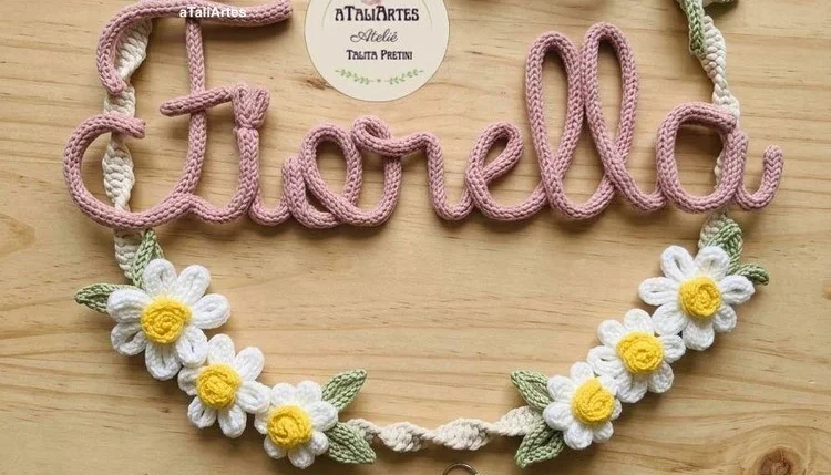 Porta maternidade Margaridas guirlanda macramê com tricotin