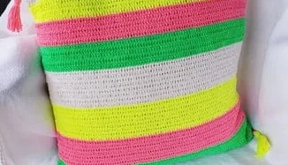 Capa de Almofada Dupla Face Listrada Neon em Crochê
