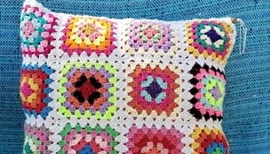 Capa de Almofada Multicolor em Crochê