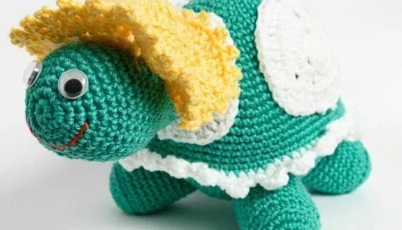 Tartaruga Vovó Verde escura em amigurumi