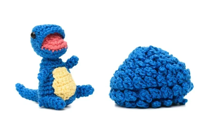 Ovo com filhote de dinossauro azul em amigurumi