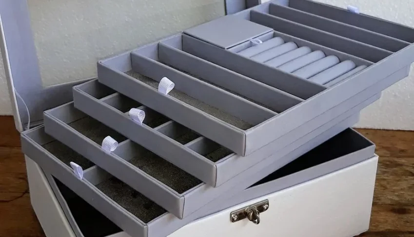 Porta-Joias Branco e Cinza de 5 Andares com Visor