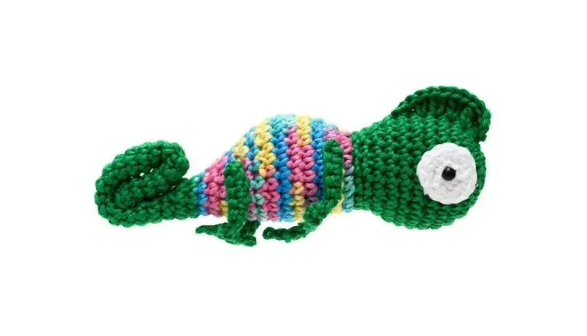 Camaleão verde escuro em Amigurumi