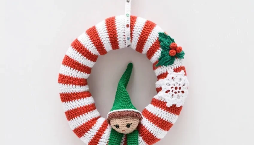 Guirlanda vermelha e branca com Duende em amigurumi