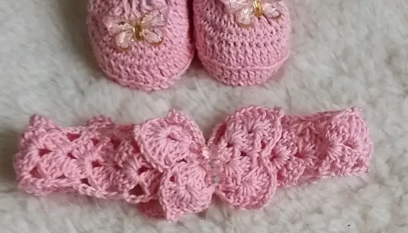 Kit Sapatinho e Faixa Rosa com Pérolas