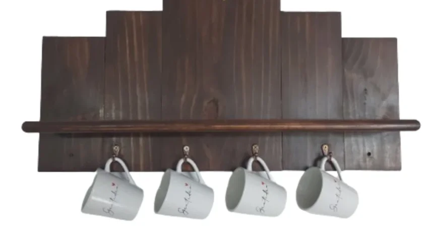 Prateleira de madeira com 4 canecas Gratidão brancas