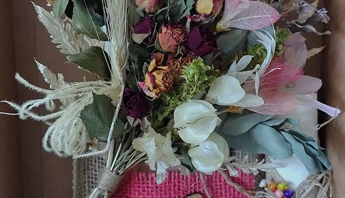 Buque de mini rosas na caixa