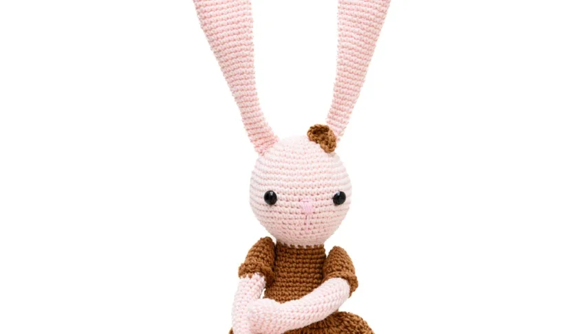 Coelha de saia em amigurumi