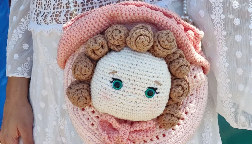 Bolsa de crochê com boneca