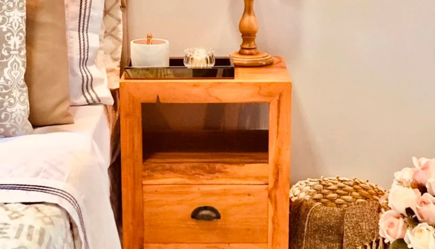 Mesa de Cabeceira de Madeira Artesanal