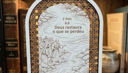 Placa Decorativa de MDF Deus Restaura - 2 Reis 6:6