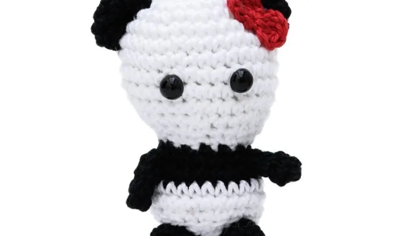 Chaveiro pandinha com lacinho em amigurumi
