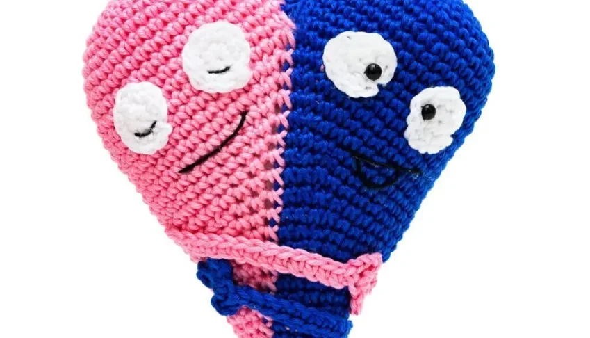 Abraço do coração bicolor em amigurumi