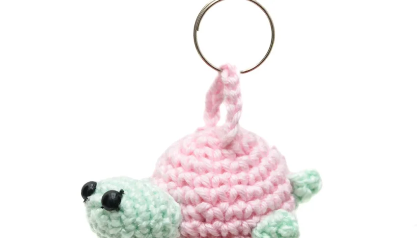 Mini Tartaruga com Casco Rosa em Amigurumi
