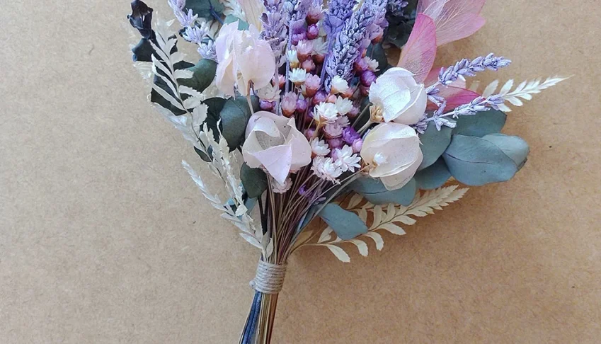 Buque com flores de lavanda desidratadas