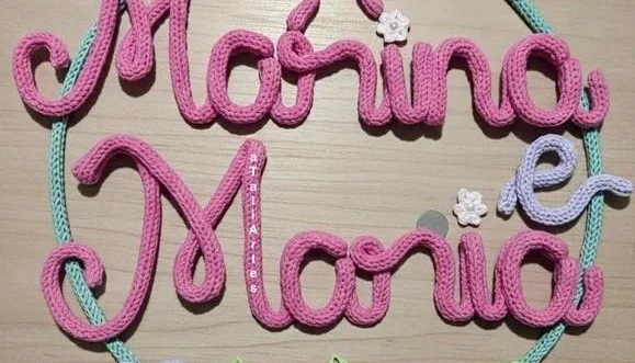 Guirlanda Decorativa de Irmãs Personalizada em Tricotin