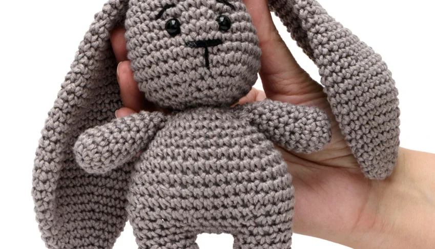 Coelho Orelhudo Cinza em Amigurumi