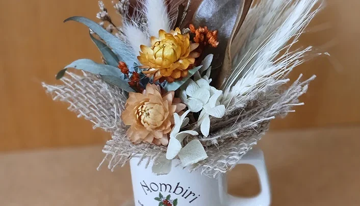 Arranjo na xícara com flores desidratadas