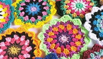Flor Estrelada em Crochê Multicolorida