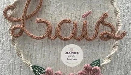 Porta Maternidade Boho Macramê Laço e Flores em Tricotin
