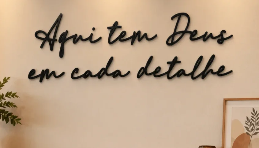 Frase Aqui Tem Deus em Cada Detalhe em MDF Preto