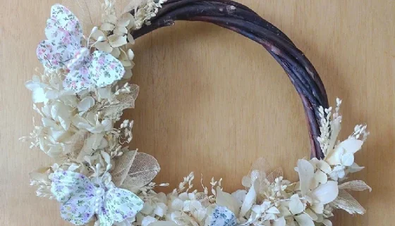 Guirlanda Rústica com Flores e Borboletas - 25 cm