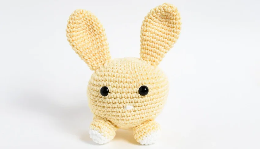 Coelho Bola Amarelo em Amigurumi