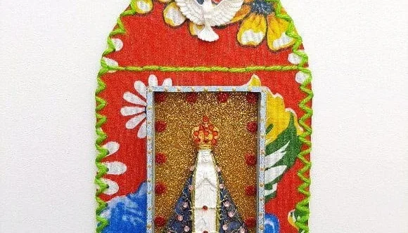 Capelinha de Chita Bordada "N. S. Aparecida"