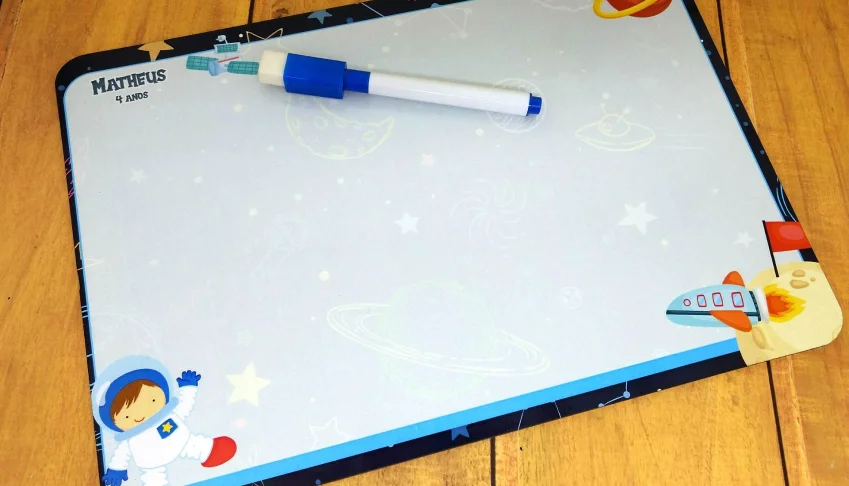 Lousa MDF Astronauta 28 x 19,5 cm com Caneta