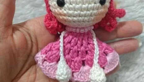 Mini Bonequinha de crochê Menina Rosa