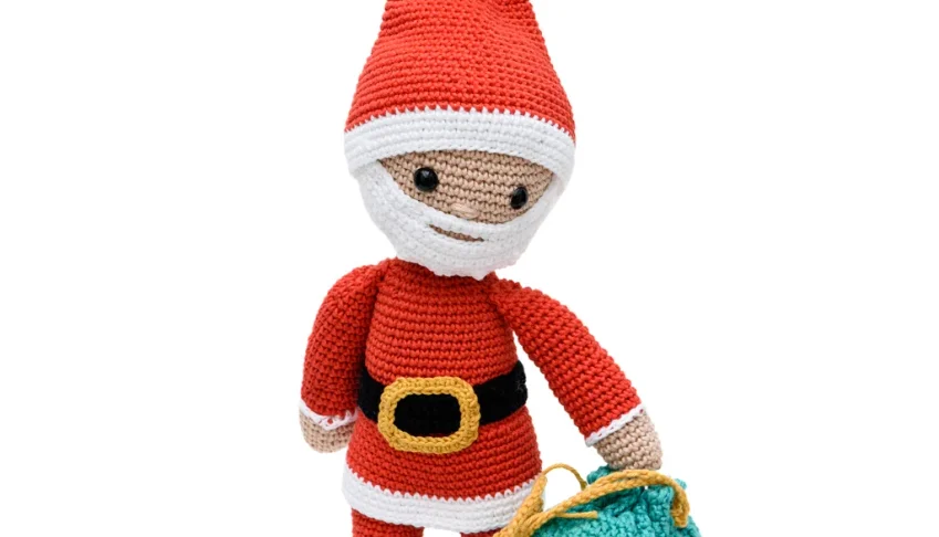 Papai Noel médio em amigurumi com saco de presentes