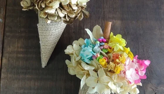 Sorvetinho de Juta com Flores Secas e Ímã de Geladeira
